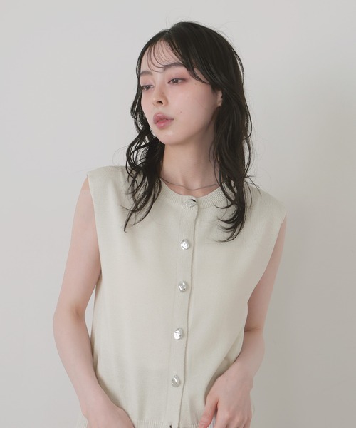 LIAN(リアン)の「ニュアンスメタルボタンニットベスト(ベスト・レディース・ブラウン/アイボリー/ブラック・FREE)」の8枚目の写真