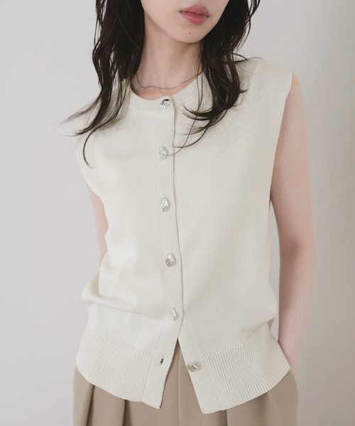 LIAN(リアン)の「ニュアンスメタルボタンニットベスト(ベスト・レディース・ブラウン/アイボリー/ブラック・FREE)」の9枚目の写真