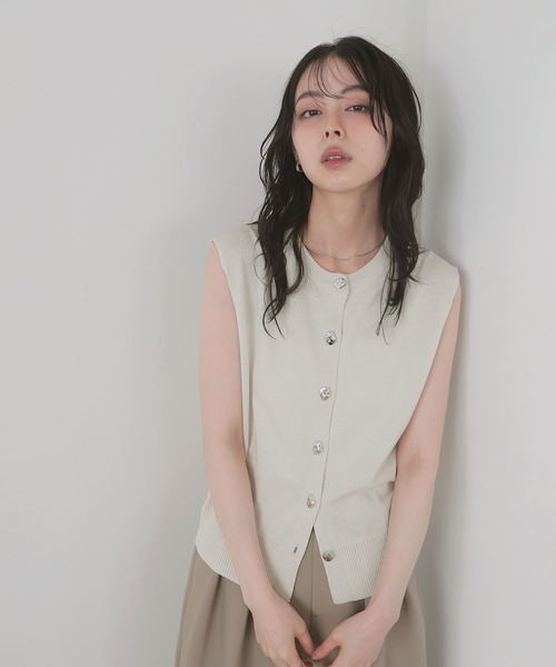 LIAN(リアン)の「ニュアンスメタルボタンニットベスト(ベスト・レディース・ブラウン/アイボリー/ブラック・FREE)」の10枚目の写真