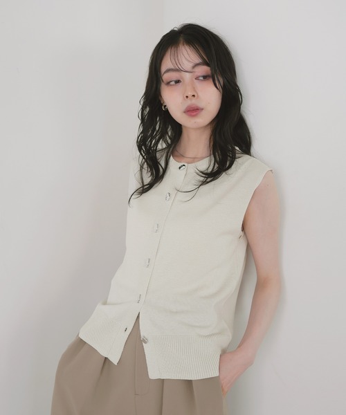LIAN(リアン)の「ニュアンスメタルボタンニットベスト(ベスト・レディース・ブラウン/アイボリー/ブラック・FREE)」の11枚目の写真