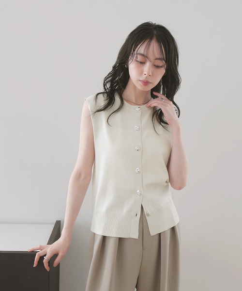 LIAN(リアン)の「ニュアンスメタルボタンニットベスト(ベスト・レディース・ブラウン/アイボリー/ブラック・FREE)」の4枚目の写真