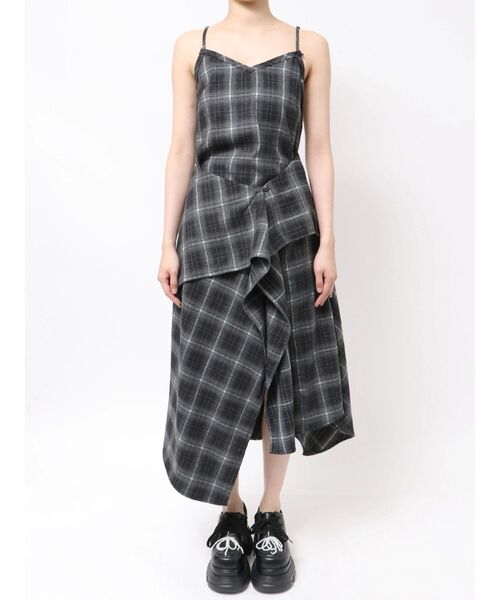 EMODA(エモダ)の「スリットフリルマキシワンピース(ワンピース・レディース・ブラック/カーキ/ブラウン・FREE)」の4枚目の写真