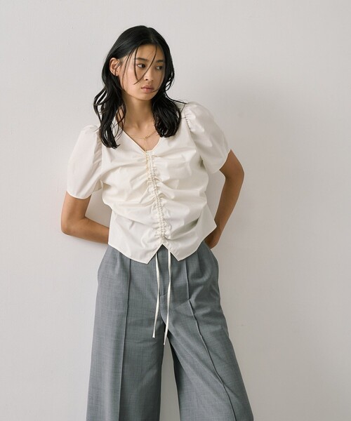 UNITED TOKYO(ユナイテッドトウキョウ)の「ギャザリングパフトップス|ウォッシャブル/撥水/UV対策/オフィスカジュアル/細見え/春服(シャツ/ブラウス・レディース・イエロー/アイボリー/ブラック・FREE)」の9枚目の写真