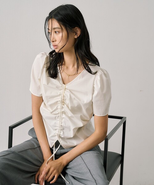 UNITED TOKYO(ユナイテッドトウキョウ)の「ギャザリングパフトップス|ウォッシャブル/撥水/UV対策/オフィスカジュアル/細見え/春服(シャツ/ブラウス・レディース・イエロー/アイボリー/ブラック・FREE)」の2枚目の写真