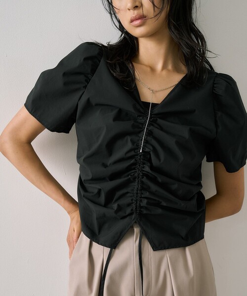 UNITED TOKYO(ユナイテッドトウキョウ)の「ギャザリングパフトップス|ウォッシャブル/撥水/UV対策/オフィスカジュアル/細見え/春服(シャツ/ブラウス・レディース・イエロー/アイボリー/ブラック・FREE)」の1枚目の写真