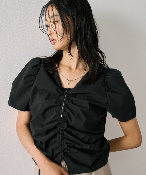 UNITED TOKYO(ユナイテッドトウキョウ)の「ギャザリングパフトップス|ウォッシャブル/撥水/UV対策/オフィスカジュアル/細見え/春服(シャツ/ブラウス・レディース・イエロー/アイボリー/ブラック・FREE)」の4枚目の写真