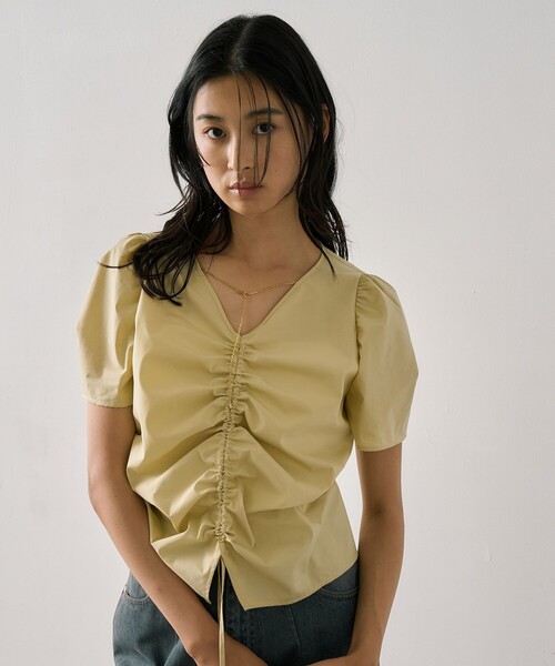 UNITED TOKYO(ユナイテッドトウキョウ)の「ギャザリングパフトップス|ウォッシャブル/撥水/UV対策/オフィスカジュアル/細見え/春服(シャツ/ブラウス・レディース・イエロー/アイボリー/ブラック・FREE)」の5枚目の写真