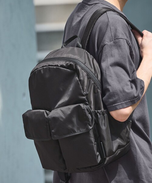 green label relaxing(グリーンレーベルリラクシング)の「【WEB限定】WR ダブル フラップ バックパック リュック -撥水-(バックパック/リュック・メンズ・ダークグレー/ブラック・FREE)」の3枚目の写真