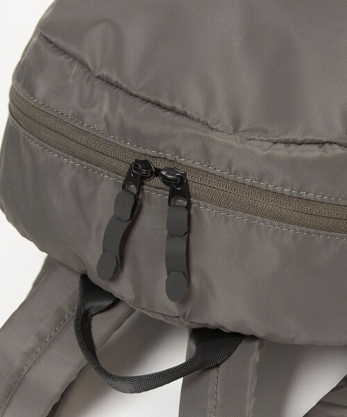 green label relaxing(グリーンレーベルリラクシング)の「【WEB限定】WR ダブル フラップ バックパック リュック -撥水-(バックパック/リュック・メンズ・ダークグレー/ブラック・FREE)」の8枚目の写真