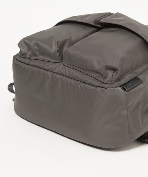 green label relaxing(グリーンレーベルリラクシング)の「【WEB限定】WR ダブル フラップ バックパック リュック -撥水-(バックパック/リュック・メンズ・ダークグレー/ブラック・FREE)」の9枚目の写真