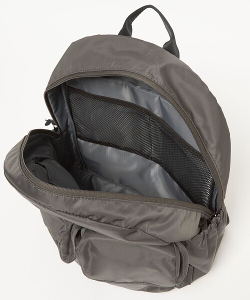 green label relaxing(グリーンレーベルリラクシング)の「【WEB限定】WR ダブル フラップ バックパック リュック -撥水-(バックパック/リュック・メンズ・ダークグレー/ブラック・FREE)」の10枚目の写真