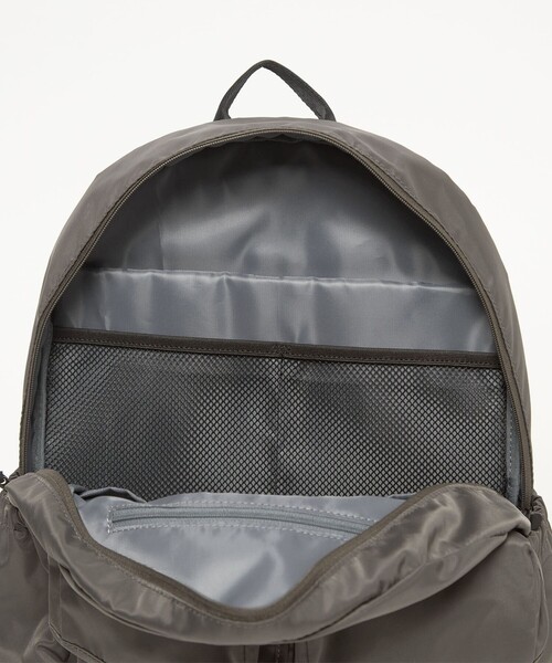 green label relaxing(グリーンレーベルリラクシング)の「【WEB限定】WR ダブル フラップ バックパック リュック -撥水-(バックパック/リュック・メンズ・ダークグレー/ブラック・FREE)」の11枚目の写真