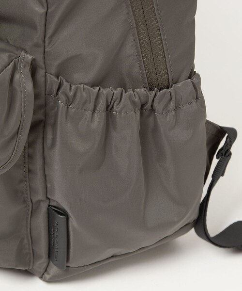 green label relaxing(グリーンレーベルリラクシング)の「【WEB限定】WR ダブル フラップ バックパック リュック -撥水-(バックパック/リュック・メンズ・ダークグレー/ブラック・FREE)」の13枚目の写真