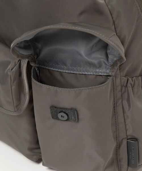 green label relaxing(グリーンレーベルリラクシング)の「【WEB限定】WR ダブル フラップ バックパック リュック -撥水-(バックパック/リュック・メンズ・ダークグレー/ブラック・FREE)」の14枚目の写真