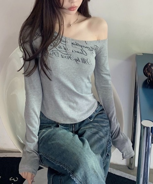SHEENA(シーナ)の「【秋冬新作】レタリングプリントワンショルトップス(Tシャツ/カットソー・レディース・グレー・M)」の1枚目の写真
