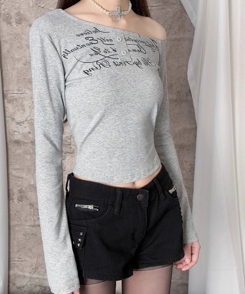 SHEENA(シーナ)の「【秋冬新作】レタリングプリントワンショルトップス(Tシャツ/カットソー・レディース・グレー・M)」の2枚目の写真