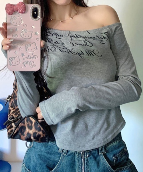SHEENA(シーナ)の「【秋冬新作】レタリングプリントワンショルトップス(Tシャツ/カットソー・レディース・グレー・M)」の3枚目の写真