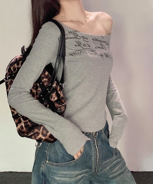 SHEENA(シーナ)の「【秋冬新作】レタリングプリントワンショルトップス(Tシャツ/カットソー・レディース・グレー・M)」の4枚目の写真