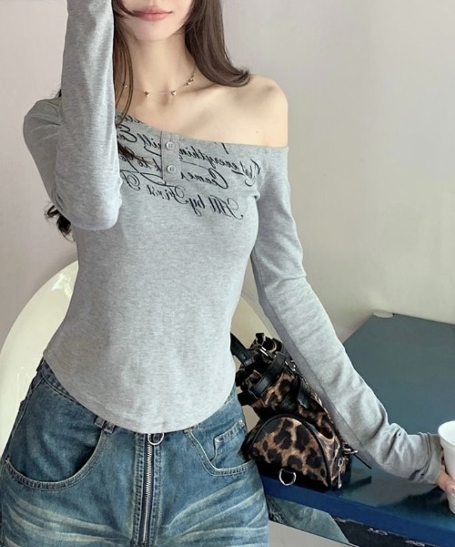 SHEENA(シーナ)の「【秋冬新作】レタリングプリントワンショルトップス(Tシャツ/カットソー・レディース・グレー・M)」の6枚目の写真