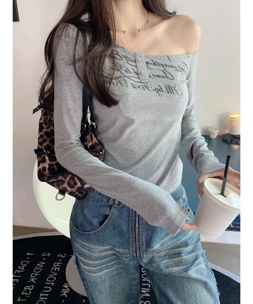 SHEENA(シーナ)の「【秋冬新作】レタリングプリントワンショルトップス(Tシャツ/カットソー・レディース・グレー・M)」の9枚目の写真