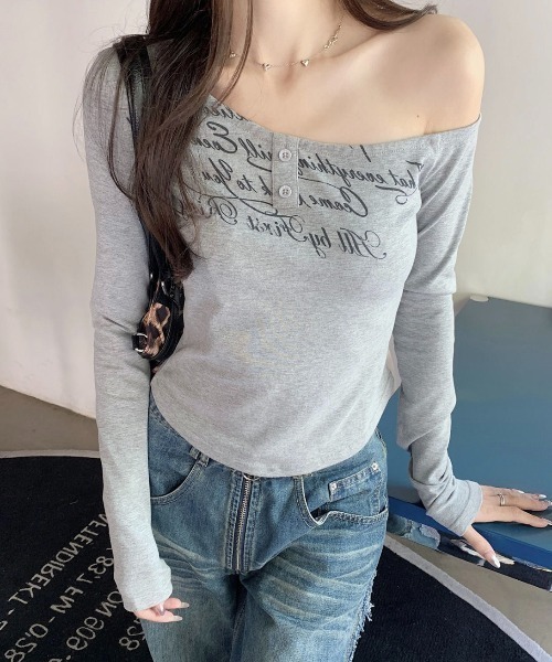 SHEENA(シーナ)の「【秋冬新作】レタリングプリントワンショルトップス(Tシャツ/カットソー・レディース・グレー・M)」の14枚目の写真