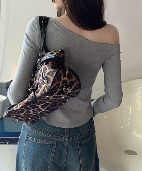 SHEENA(シーナ)の「【秋冬新作】レタリングプリントワンショルトップス(Tシャツ/カットソー・レディース・グレー・M)」の15枚目の写真