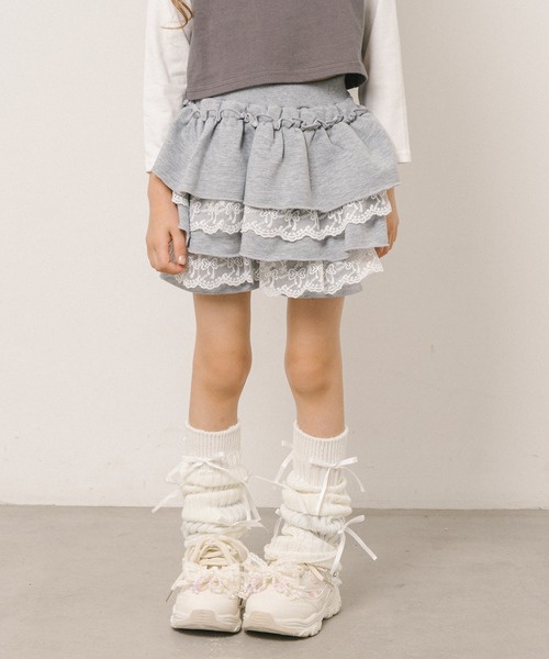 URBAN CHERRY(アーバンチェリー)の「【ふわもち軽やか素材】レースツーティアフリルショートパンツ(その他パンツ・キッズ・グレー/ブラック・150cm/140cm/130cm/120cm/110cm)」の1枚目の写真