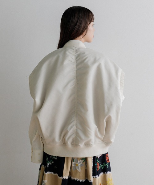 upperhights（アッパーハイツ）の「upper hights THE U-2 VEST（ベスト・レディース・グレイッシュベージュ/オフホワイト・1）」の7枚目の写真