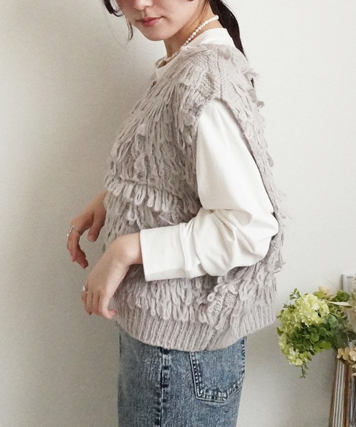 SELECT LEVERY(セレクトリベリー)の「ループ編みフリンジニットベスト(ベスト・レディース・アイボリー/グレイッシュベージュ/ブラック・MEDIUM)」の10枚目の写真
