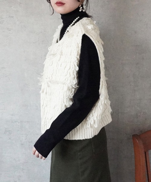 SELECT LEVERY(セレクトリベリー)の「ループ編みフリンジニットベスト(ベスト・レディース・アイボリー/グレイッシュベージュ/ブラック・MEDIUM)」の21枚目の写真