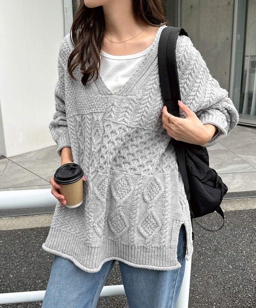 andme(アンドミー)の「ケーブル編みオーバーサイズニットトップス(ニット/セーター・レディース・オフホワイト/グレー/チャコールグレー・M)」の3枚目の写真