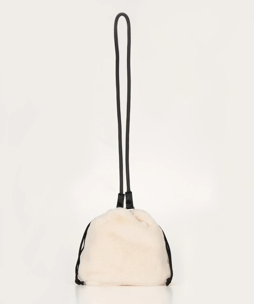 BILLABONG(ビラボン)の「BILLABONG レディース FUR SHOULDER BAG ショルダーバッグ 【2025年秋冬モデル】 @autumn /ビラボンロゴワンポイントファー巾着ショルダーバッグ(ショルダーバッグ・レディース・ブラック/アイボリー/ブラウン系その他・FREE)」の4枚目の写真