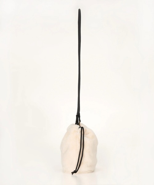 BILLABONG(ビラボン)の「BILLABONG レディース FUR SHOULDER BAG ショルダーバッグ 【2025年秋冬モデル】 @autumn /ビラボンロゴワンポイントファー巾着ショルダーバッグ(ショルダーバッグ・レディース・ブラック/アイボリー/ブラウン系その他・FREE)」の6枚目の写真