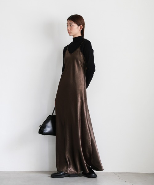 select MOCA（セレクトモカ）の「サテンフレアキャミワンピース（ワンピース・レディース・ブラック/ブラウン・FREE）」の13枚目の写真