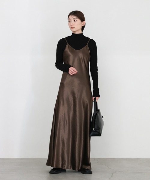 select MOCA（セレクトモカ）の「サテンフレアキャミワンピース（ワンピース・レディース・ブラック/ブラウン・FREE）」の3枚目の写真
