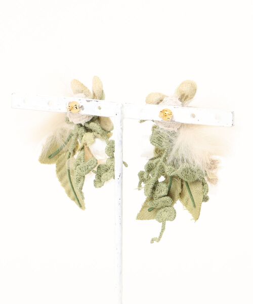 m.soeur（エムスール）の「ファーとライラックのピアス（ピアス（両耳用）・レディース・ブラック/ベージュ/グリーン・FREE）」の4枚目の写真