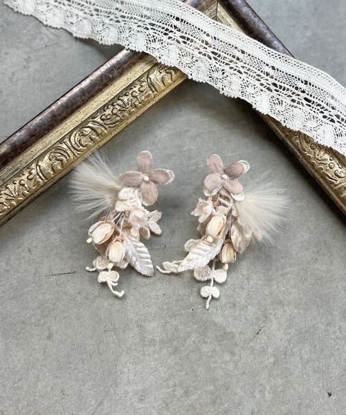 m.soeur（エムスール）の「ファーとライラックのピアス（ピアス（両耳用）・レディース・ブラック/ベージュ/グリーン・FREE）」の2枚目の写真