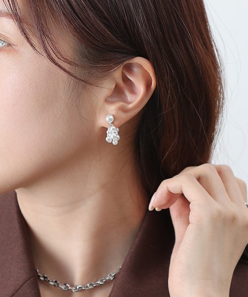 COLONY 2139(コロニートゥーワンスリーナイン)の「カーブラインパールピアス(ピアス(両耳用)・レディース・シルバー・FREE)」の1枚目の写真