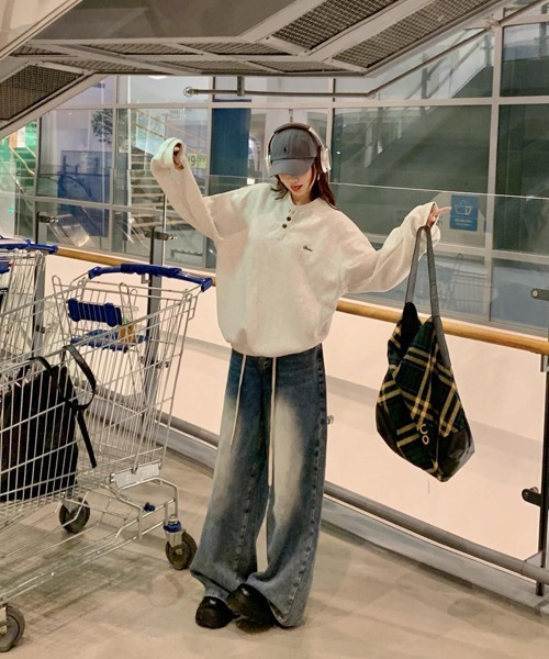 Ressaca（レサーカ）の「オーバーサイズワンポイント刺繍ロゴヘンリーネックスウェット（スウェット・メンズ・チャコール/オフホワイト・L/M/XL）」の5枚目の写真