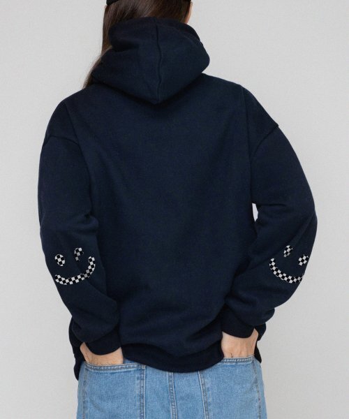 GRAVER（グレーバー）の「[UNISEX]エルボーチェッカーボードドローイングスマイルフードパーカー_ネイビー（パーカー・レディース・ネイビー・SMALL/MEDIUM/LARGE/X-LARGE）」の2枚目の写真