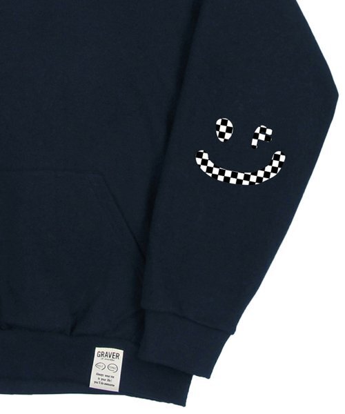 GRAVER（グレーバー）の「[UNISEX]エルボーチェッカーボードドローイングスマイルフードパーカー_ネイビー（パーカー・レディース・ネイビー・SMALL/MEDIUM/LARGE/X-LARGE）」の4枚目の写真