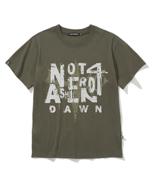 NOT4NERD（ノットフォーナード）の「Trident Logo Ashen Dawn Regular Fit T-Shirts - Khaki（Tシャツ/カットソー）」