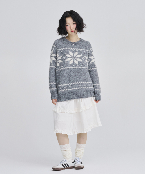 AWESOME STUDIO(オーサムスタジオ)の「ノルディック雪花ジャカードラウンドニットチャコール(ニット/セーター・レディース・グレー・MEDIUM/LARGE)」の2枚目の写真