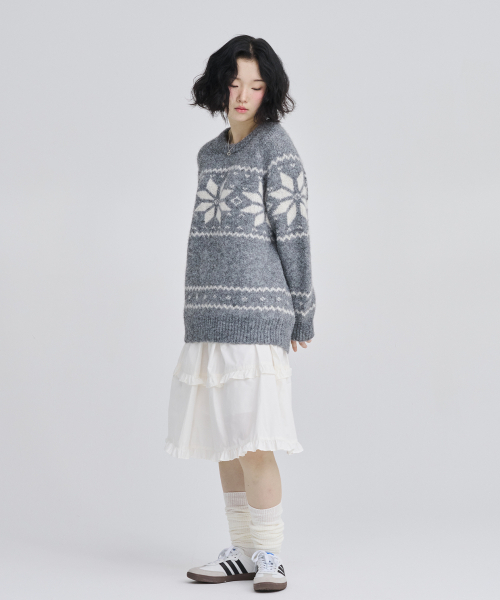 AWESOME STUDIO(オーサムスタジオ)の「ノルディック雪花ジャカードラウンドニットチャコール(ニット/セーター・レディース・グレー・MEDIUM/LARGE)」の3枚目の写真