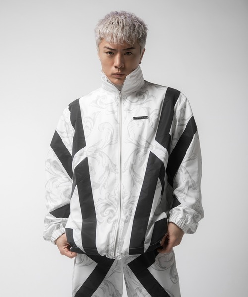 VANQUISH（ヴァンキッシュ）の「VANQUISH / ヴァンキッシュ Baroque Print Pattern with Line Jacket（その他アウター・メンズ・ホワイト/ブラック・M）」の2枚目の写真