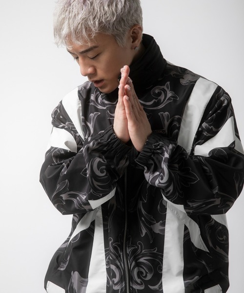 VANQUISH（ヴァンキッシュ）の「VANQUISH / ヴァンキッシュ Baroque Print Pattern with Line Jacket（その他アウター・メンズ・ホワイト/ブラック・M）」の8枚目の写真