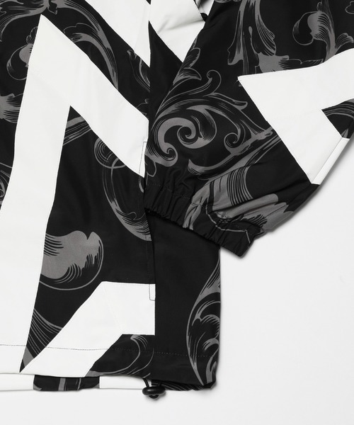 VANQUISH（ヴァンキッシュ）の「VANQUISH / ヴァンキッシュ Baroque Print Pattern with Line Jacket（その他アウター・メンズ・ホワイト/ブラック・M）」の4枚目の写真