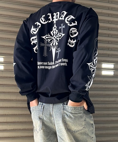 NYLAUS(ナイラス)の「【NYS】2026新作 オールドイングリッシュクロスロンT ロングTシャツ 長袖Tシャツ クロスプリント ロゴロンT(Tシャツ/カットソー・メンズ・ブラック/ブラック系その他/ホワイト・M/L)」の1枚目の写真