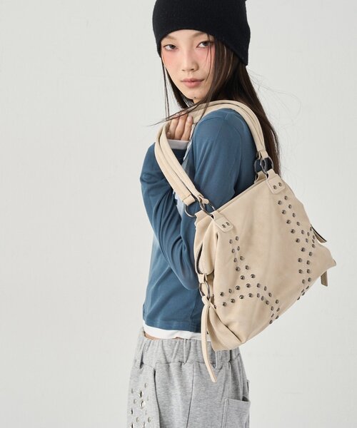 WHO'S WHO gallery(フーズフーギャラリー)の「スプレーロゴレイヤードシアートップス(Tシャツ/カットソー・レディース・ブラック/グレー/ネイビー/イエロー/ホワイト・FREE)」の7枚目の写真