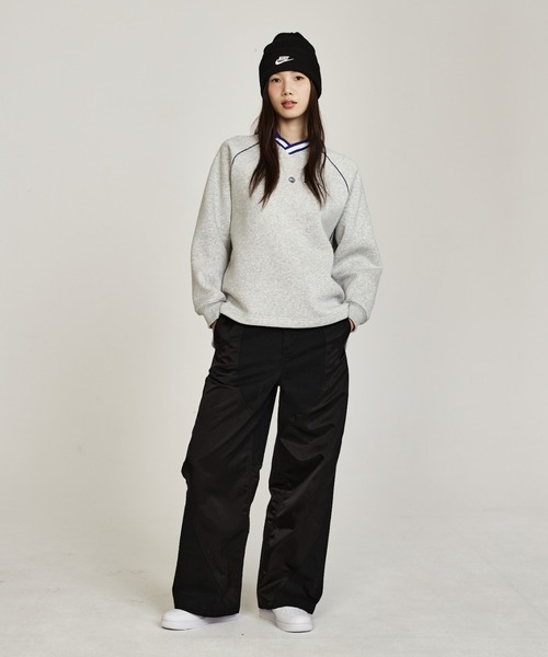 NIKE(ナイキ)の「ナイキ スポーツウェア フェニックス フリース ウィメンズ オーバーサイズド グラフィック ポロトップス / Nike Sportswear Phoenix Fleece Women's Oversized Graphic Polo Top IF0257-043 Pure Platinum(ポロシャツ・レディース・プラチナム・XL/XS/S/M/L)」の2枚目の写真